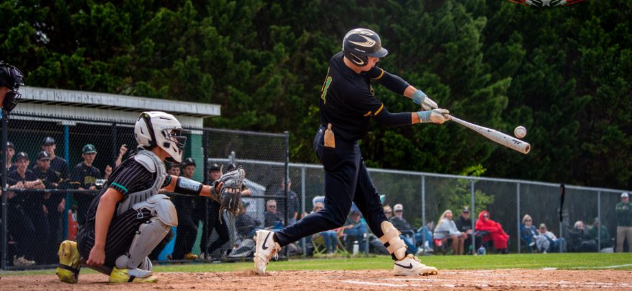 Hegedus hits a double to bring QAC ahead in semifinal
